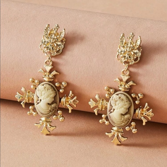 SOLD ❣️Vintage Fashion Jewelry Chandelier Earrings - Picture 3 of 5